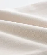 Pantalón skinny de sarga color gris, con cierre de botón y cremallera, cintura con trabillas y bolsillos.