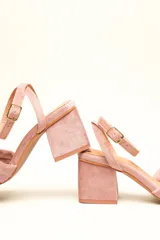 Sandalia de terciopelo verde con taco cuadrado de 7 cm, punta cuadrada y tiras anchas anudadas en el empeine. Cuenta con una tira fina ajustable al tobillo con hebilla dorada.