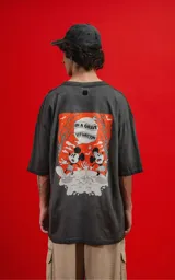 Remera negra de manga corta con cuello redondo y corte oversize. Estampado frontal con diseño de Mickey Mouse.