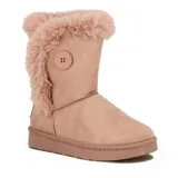 Pantubota color crema con interior de piel sintética y botón decorativo.