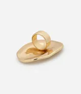 Maxi anillo dorado con efecto martillado, confeccionado en metal reciclado.