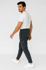 Pantalón de jogging gris oscuro con cintura elástica ajustable con cordón y bolsillos cargo laterales.
