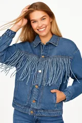 Chaqueta de jean negra con corte relaxed, cuello camisero, cierre frontal con botones, bolsillos laterales y detalle de flecos en el canesú.