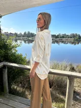 Camisa o sobrecamisa color crudo con bordado de cachemir en color beige.