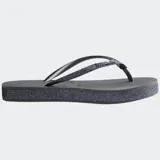 Ojotas Havaianas Slim Flatform Sparkle color gris con glitter en las tiras y suela lateral.