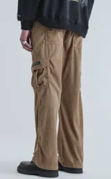 Pantalón cargo de pana color marrón claro, de corte recto y calce regular, con seis bolsillos.