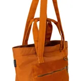 Bolso tote color naranja con bolsillo frontal con cierre y logo de la marca en la esquina inferior.