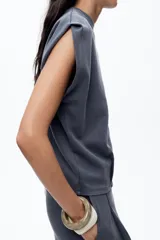 Camiseta azul de algodón con cuello redondo y mangas cortas caídas.