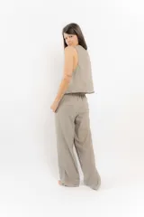 Pantalón de lino color beige, de corte recto, con cintura elástica en la parte trasera y costuras en contraste.