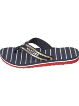 Ojotas de playa Tommy Hilfiger en color azul marino con diseño de rayas blancas en la plantilla y suela roja. Presentan tiras textiles gruesas con detalles trenzados en dorado y el nombre de la marca estampado.