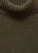 Sweater color beige de tejido de punto con cuello alto y mangas largas.