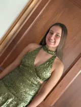 Minivestido negro con escote en V, breteles finos cruzados en la espalda y volado en el ruedo. Presenta cut-outs laterales bajo el busto y top con lentejuelas plateadas.