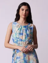 Vestido midi de gasa plisada con estampado abstracto en tonos azules, verdes y beige. Escote redondo, sin mangas, cintura elastizada con lazo de ajuste y abertura central en la espalda con botón.