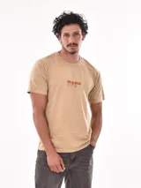 Remera celeste de corte recto y mangas cortas, con estampado pequeño en el pecho.