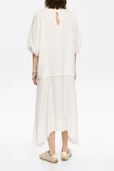Vestido midi de corte línea A con vuelo, confeccionado en bimateria. Presenta escote caja, mangas cortas con volumen y detalles de encaje en las costuras de la falda. De fitting estándar.