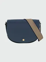Bolso bandolera Longchamp modelo Épure M, color azul marino, con correa de tela ajustable color beige y cierre con botón a presión dorado.