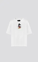 Remera blanca de algodón con cuello redondo y calce oversize. Estampado en la espalda de Mickey Mouse andando en skate con llamas y texto "Hot Diggity Skate Dogs".