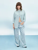 Pantalón de jean celeste de corte amplio.