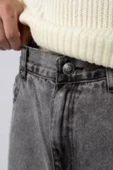 Pantalón de jean gris con efecto lavado, corte mom fit, tiro alto y pierna recta.