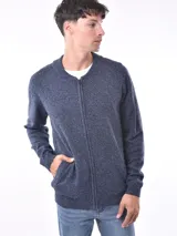 Campera tejida azul melange con cierre frontal y bolsillos laterales.