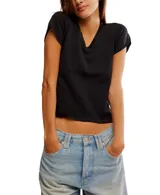 Remera negra de corte holgado y cuello en V. Confeccionada en tejido de punto suave.