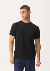 Camiseta deportiva azul de poliéster con mangas cortas y cuello redondo. Ideal para actividades físicas y uso diario.