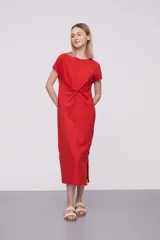 Vestido midi rojo de corte recto con mangas cortas y detalle de nudo en la parte delantera.