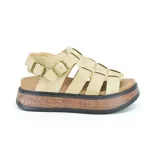 Sandalias casuales Korium con plataforma símil madera, tiras entrecruzadas en la capellada y ajuste con hebillas.