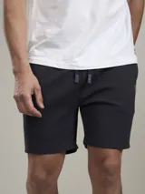 Bermuda de algodón color azul marino con cintura elastizada y cordón ajustable.