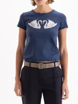 Cinturón negro de cuero vacuno flor con efecto graneado. Presenta hebilla y pasador metálicos con terminación NET, y una puntera Fire como distintivo de la colección.