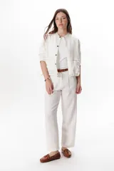 Pantalón de lino color blanco, tiro alto, corte recto y holgado, con pinzas delanteras y pespuntes a contratono.