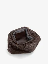 Bolso estilo bandolera con correa larga regulable, también se puede usar agarrándolo con la mano estilo sobre. Tiene un tramado de cuadros por toda la superficie.