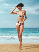 Conjunto de bikini estampado con corpiño triangular con lazos en los hombros y bombacha de tiro alto.
