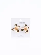 Aros colgantes dorados con forma de flor de cuatro pétalos y centro texturizado.