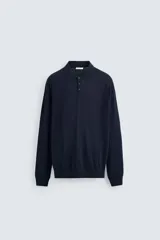 Polo de punto azul marino, corte regular fit, tejido en hilatura con mezcla de algodón y seda. Cuello solapa con cierre frontal de botonadura, manga larga y acabados en rib.