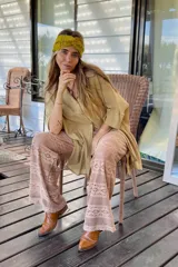 Pantalón de viscosa color beige con textura de crochet, tiro medio-bajo, elástico en la cintura y culotte incluido.