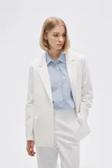 Blazer color marfil de corte recto, con solapas y cierre de un botón.