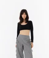 Crop top negro de mangas largas y escote redondeado.