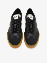 Zapatillas Veja modelo Volley, color negro con logo lateral en beige y suela de goma color caramelo.