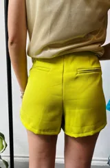 Short pollera color lima confeccionado en tela elastizada.