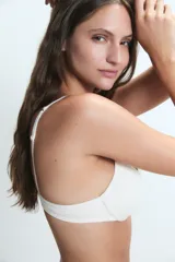 Conjunto de lencería blanco, compuesto por un soutien taza soft con aro y bombacha tipo culotte.