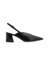 Zapato de cuero negro charol con punta fina, slingback con hebilla dorada y taco geométrico con estampado carey.