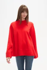 Sweater de viscosa color beige, con cuello polera, corte holgado y pespuntes decorativos en el frente.