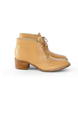 Botines color camel texturizado de cuero vacuno, con cordones frontales y tacón bloque de madera clara de 6 cm.