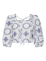 Top corto blanco con estampado de flores azules, cuello cuadrado y mangas cortas abullonadas.