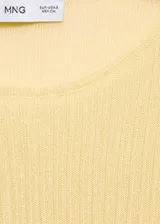 Remera de punto de canalé color amarillo pálido, de tejido fino, cuello redondo, diseño entallado y manga larga.