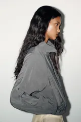 Chaqueta gris confeccionada en hilatura con mezcla de modal, de manga larga con puños elásticos, bolsillos laterales, bajo con elástico y cierre frontal con cremallera metálica.