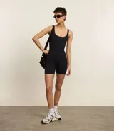 Enterito deportivo marrón de poliamida, con escote redondo y breteles anchos.