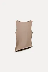Musculosa negra con cuello barco, sin mangas, detalle de pliegues laterales y bajo asimétrico.