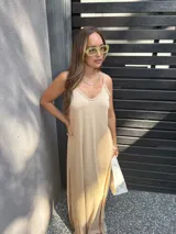 Vestido largo azul marino de viscosa, con tirantes finos y escote en V.